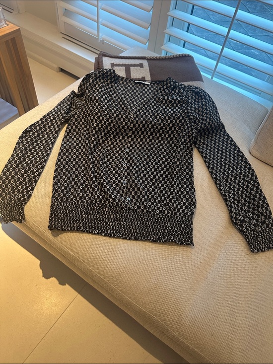 Suzy Shier Tops - Suzy Shier Black & White Geometric V-Neck Blouse